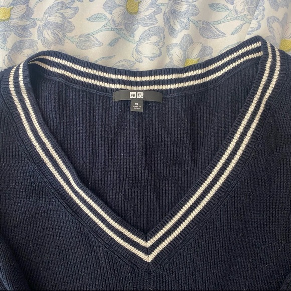 Uniqlo V-neck varsity stripe navy sweater XL - Picture 2 of 3